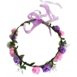 zoom sur couronne de fleurs violet, rose et parme