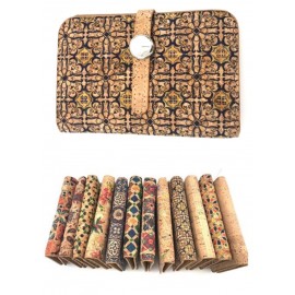 Assortiment porte-feuille en liège naturel avec motifs variés.