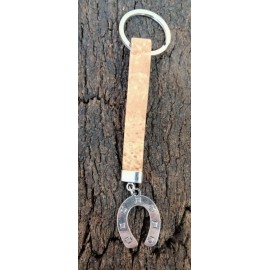 Porte-clé en liège naturel avec pendentif métallique en forme de fer à cheval.