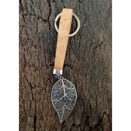 Porte-clé en liège naturel avec pendentif métalique feuille d'arbre.