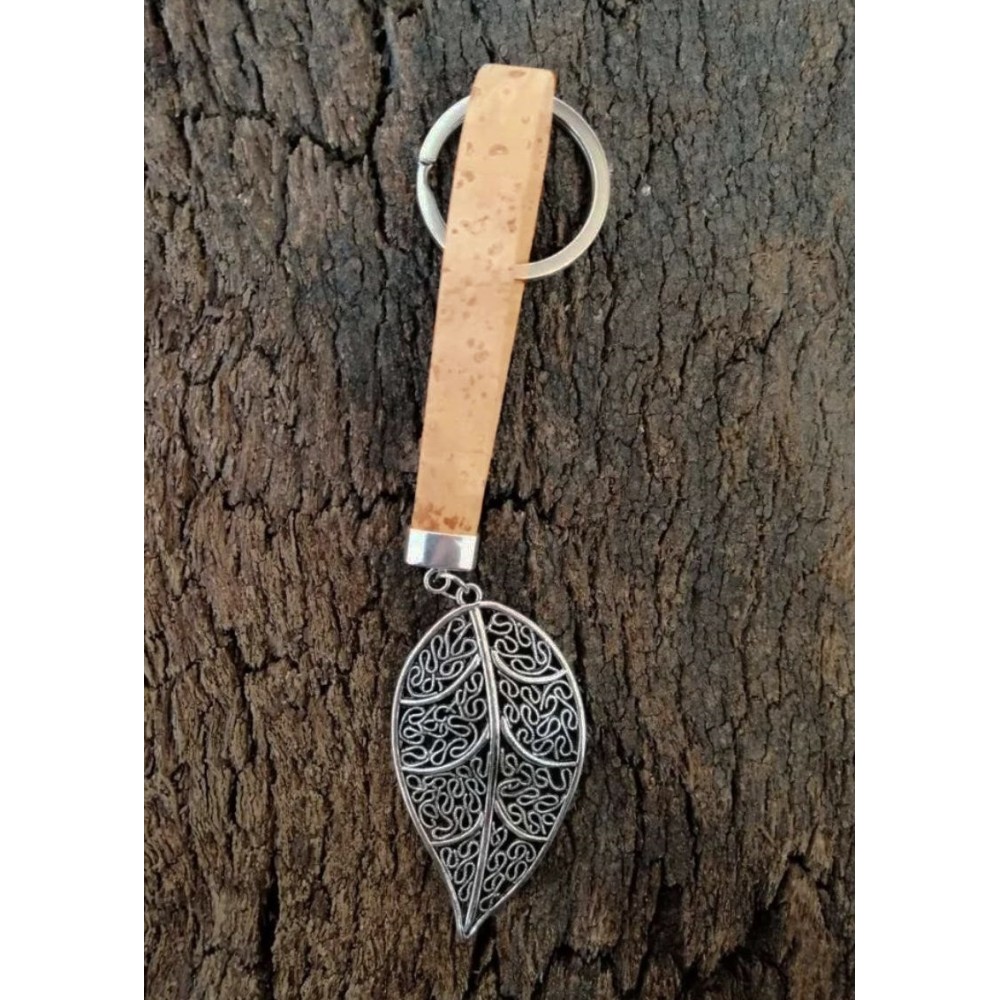 Porte-clé en liège naturel avec pendentif métalique feuille d'arbre. Porte-clé en liège naturel avec pendentif métalique feuille d'arbre.