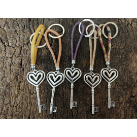 Assortiment porte-clé en liège naturel pendentif métallique de clé coeur.