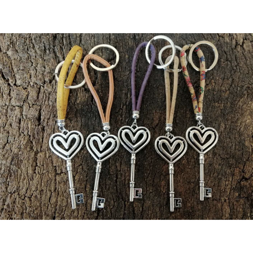 Assortiment porte-clé en liège naturel pendentif métallique de clé coeur. Assortiment porte-clé en liège naturel pendentif métallique de clé coeur.