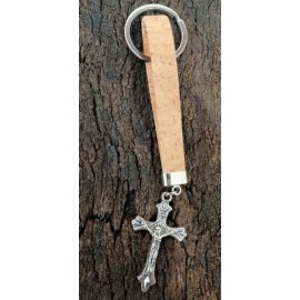 Porte-clé en liège naturel avec pendentif métalique Christ en croix .