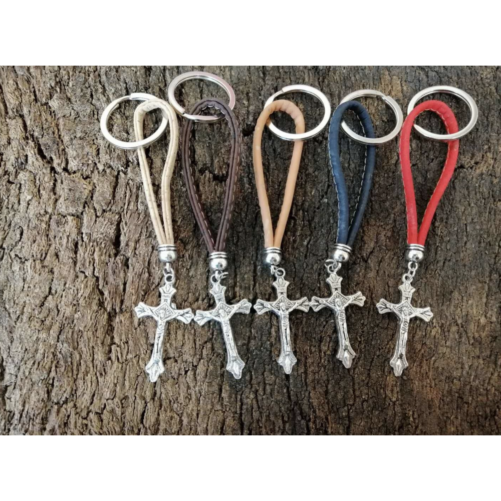 Porte-clé en liège naturel coloré pendentif métalique Christ en croix. Porte-clé en liège naturel coloré pendentif métalique Christ en croix.