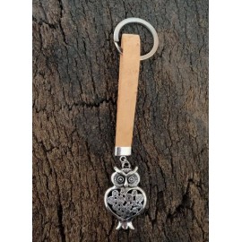 Porte-clé en liège naturel avec pendentif métallique en forme de chouette.