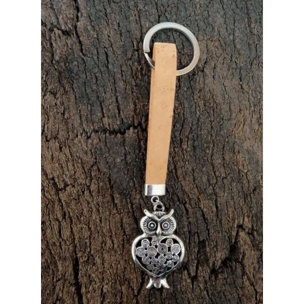 Porte-clé en liège naturel avec pendentif métallique en forme de chouette.