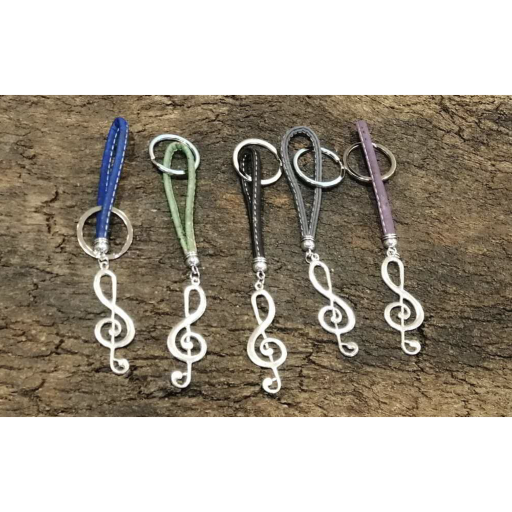 Assortiment de porte-clé en liège naturel pendentif métallique notes de musique. Assortiment de porte-clé en liège naturel pendentif métallique notes de musique.
