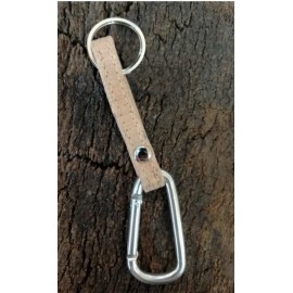 Porte-clé en liège naturel avec pendentif métalique en forme de mousqueton.