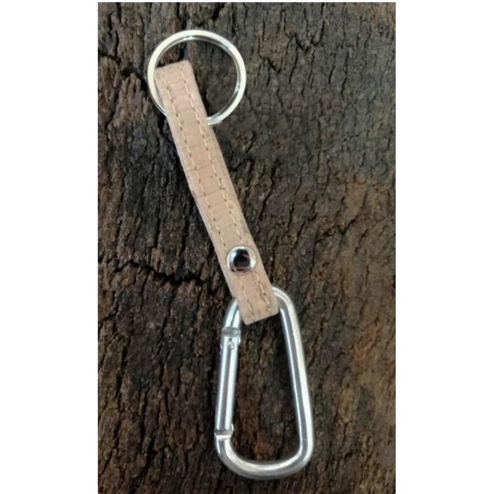 Porte-clé en liège naturel avec pendentif métalique en forme de mousqueton. Porte-clé en liège naturel avec pendentif métalique en forme de mousqueton.