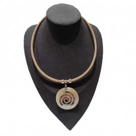 Collier liège avec cercle de nacre, motif spirale.