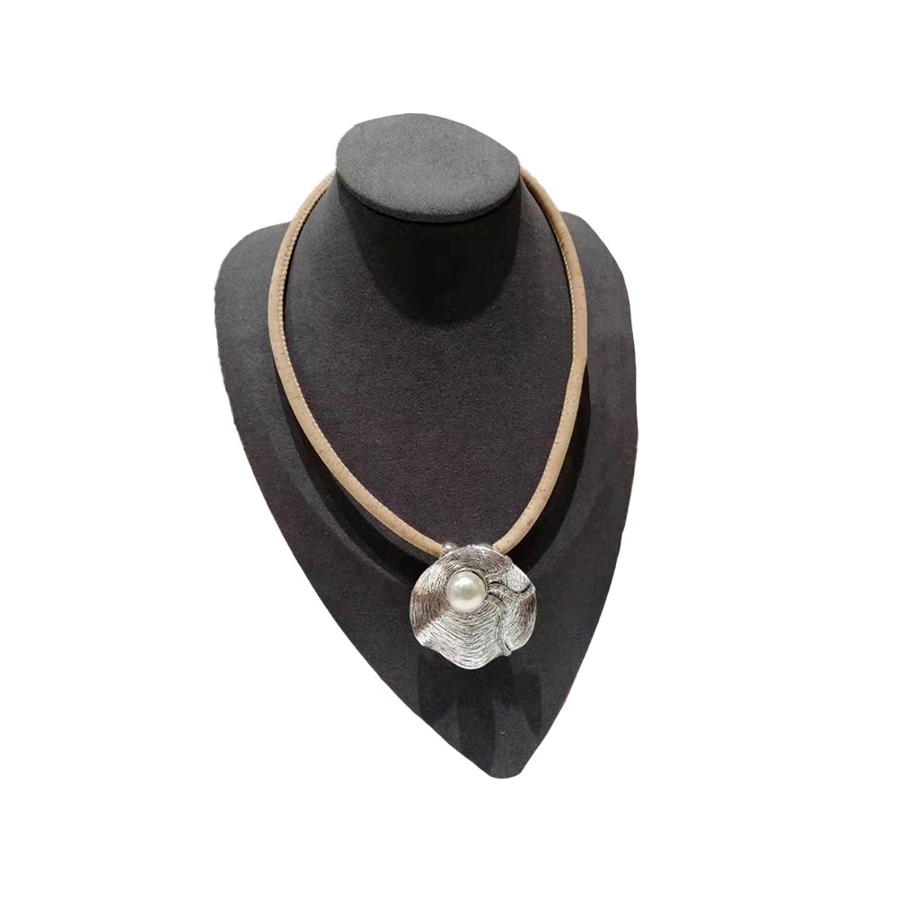 Collier liège avec perle dans une coquille de métal Collier liège avec perle dans une coquille de métal