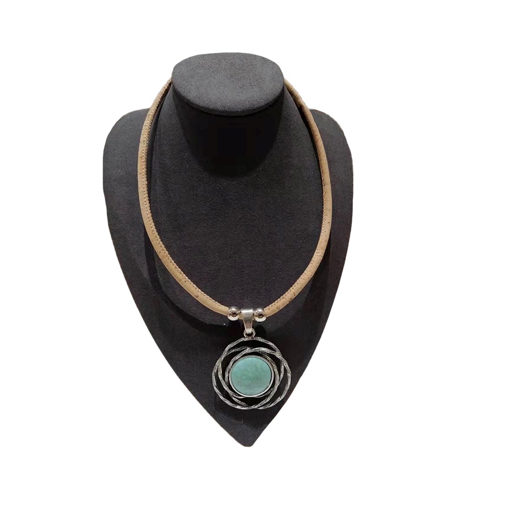 Collier liège avec turquoise entourée de fils de métal Collier liège avec turquoise entourée de fils de métal