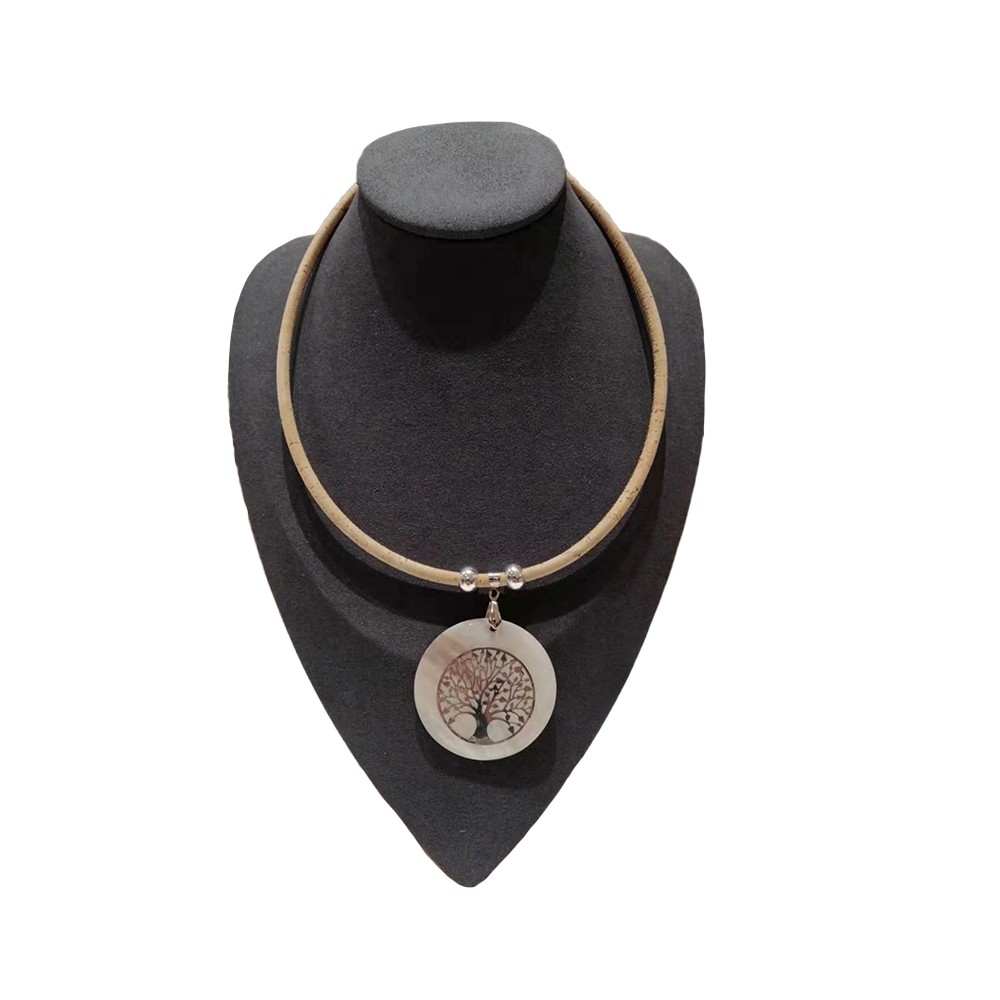 Collier liège avec cercle de nacre, motif arbre de vie. Collier liège avec cercle de nacre, motif arbre de vie.