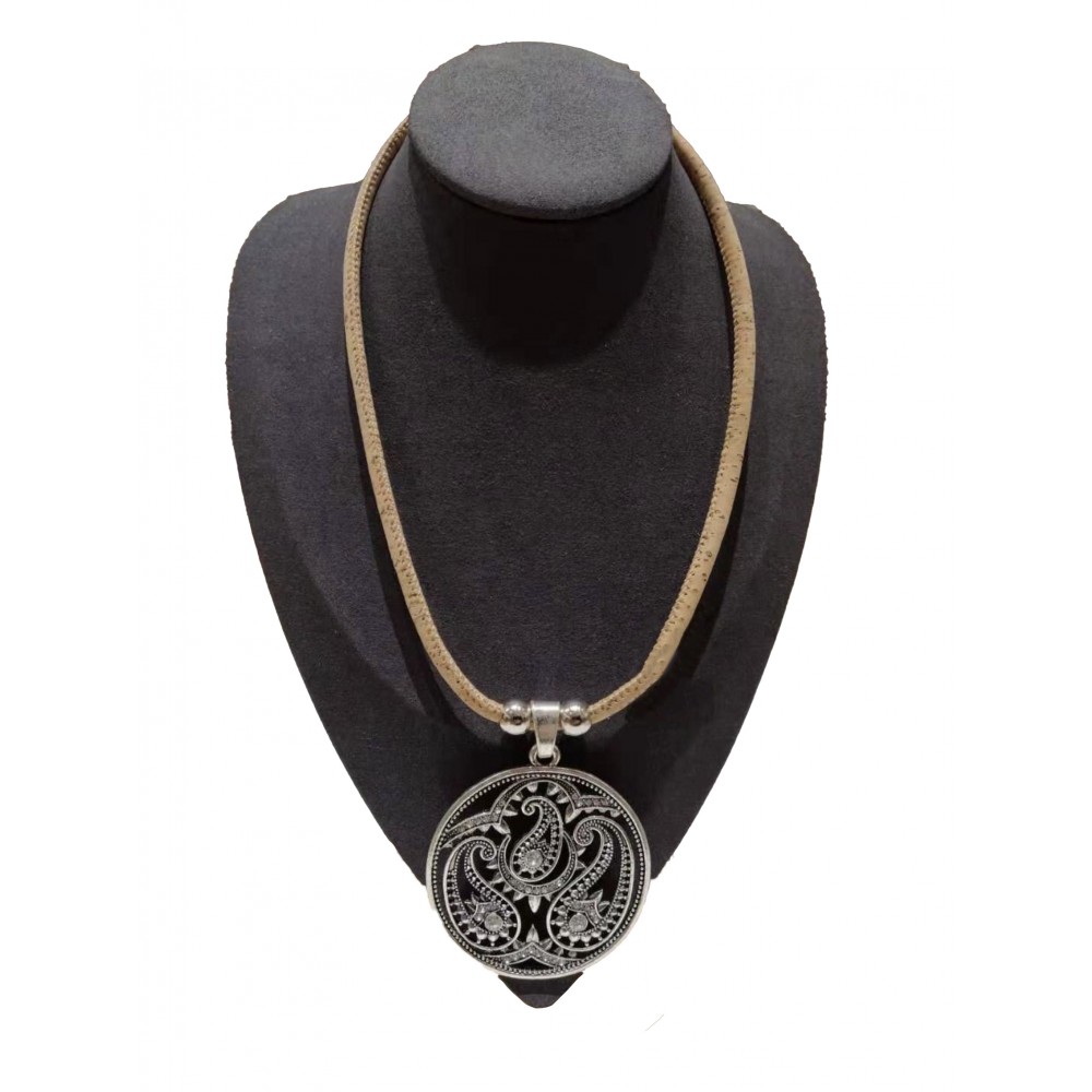 Collier liège avec cercle métallique arabesques internes. Collier liège avec cercle métallique arabesques internes.