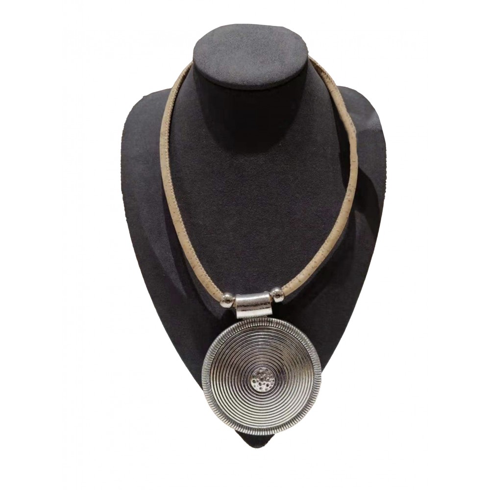 Collier liège avec un grand cercle de métal Collier liège avec un grand cercle de métal