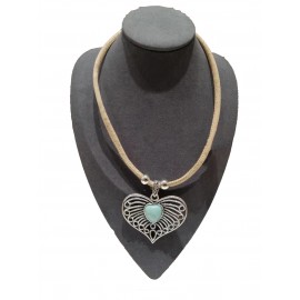 Collier liège avec grand coeur de métal et pierre turquoise centrale.