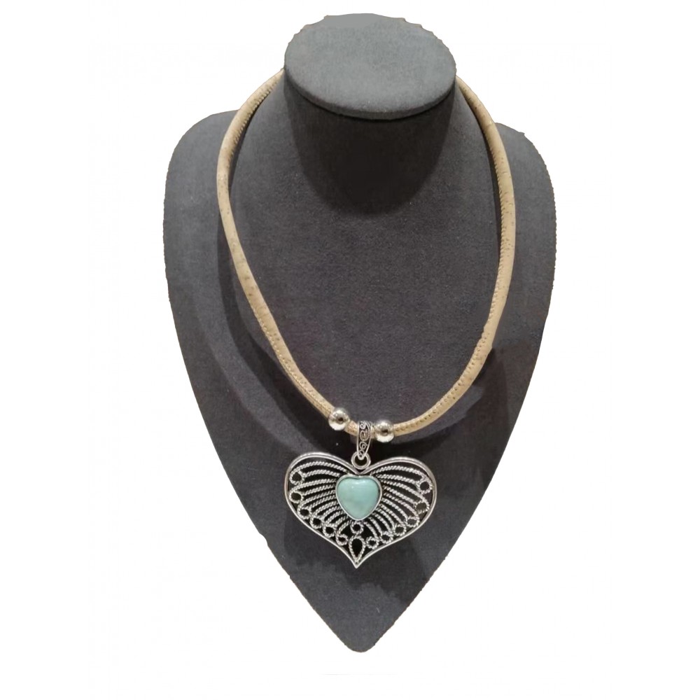 Collier liège avec grand coeur de métal et pierre turquoise centrale. Collier liège avec grand coeur de métal et pierre turquoise centrale.