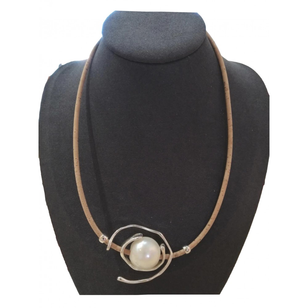 Collier liège avec perle ornée de fils métalliques Collier liège avec perle ornée de fils métalliques