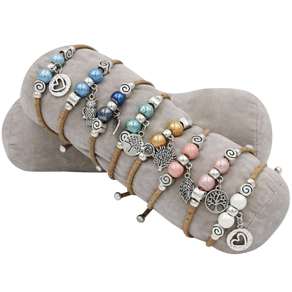 8 bracelets en liège naturel avec 5 perles centrées, accompagné d'un pendentif. 8 bracelets en liège naturel avec 5 perles centrées, accompagné d'un pendentif.
