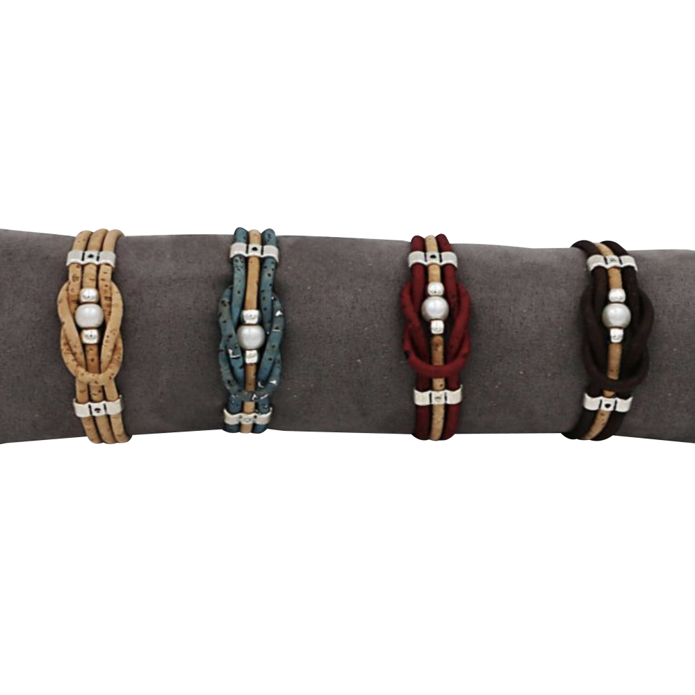 4bracelets en liège naturel avec une perle centrale encadré d'un noeud. 4bracelets en liège naturel avec une perle centrale encadré d'un noeud.