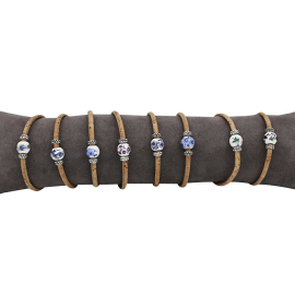 8 bracelets fin en liège naturel avec une perle centrale.