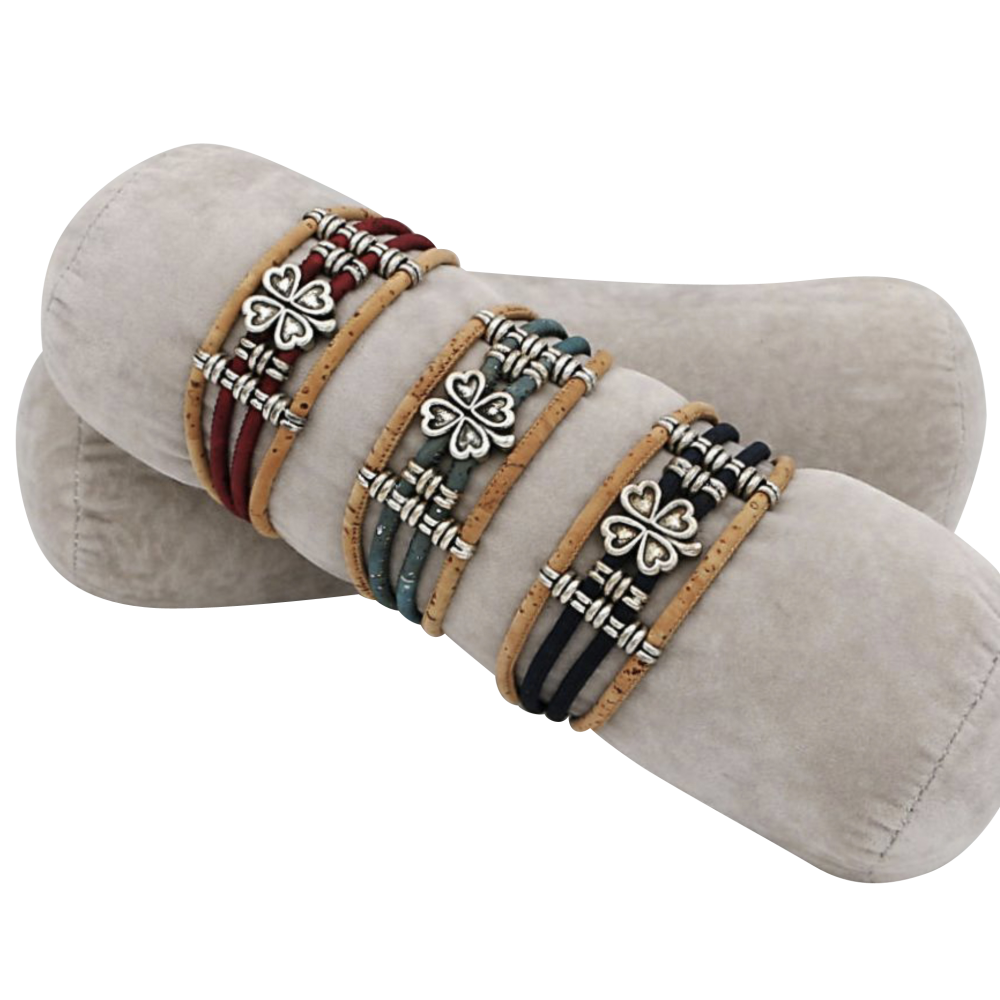 3 bracelets liège naturel avec une pièce métallique en forme de trèfle. 3 bracelets liège naturel avec une pièce métallique en forme de trèfle.