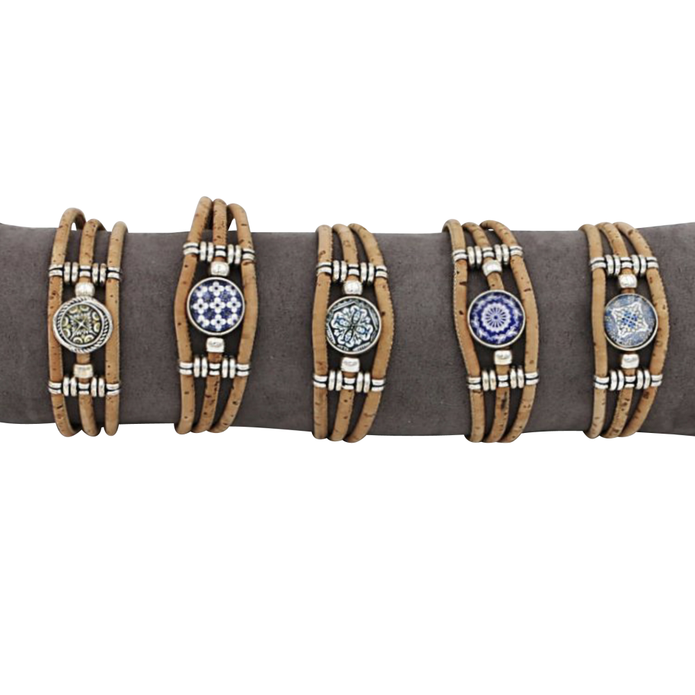 5 bracelets en liège naturel avec une pièce central aux nombreux designs.