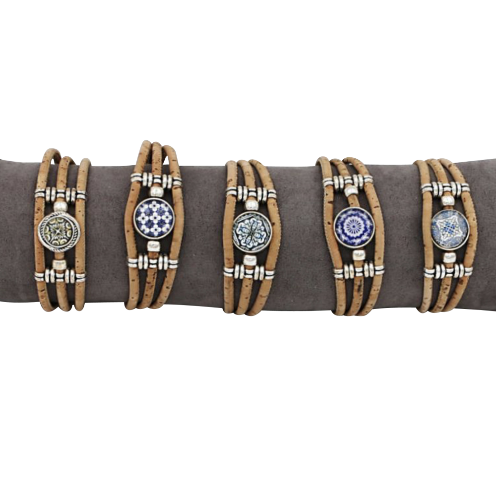 5 bracelets en liège naturel avec une pièce central aux nombreux designs. 5 bracelets en liège naturel avec une pièce central aux nombreux designs.