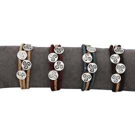 4 bracelets liège naturel avec une pièce métallique ronde regroupant 3spirales.