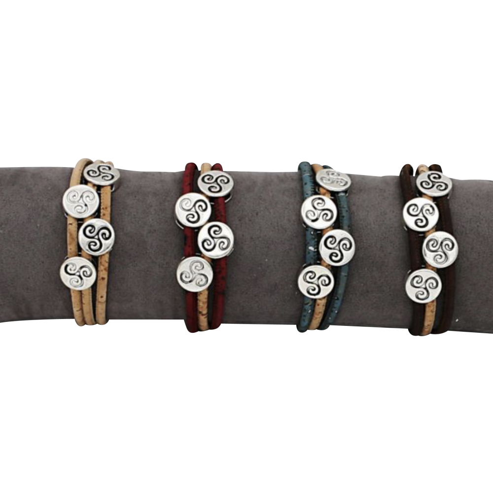 4 bracelets liège naturel avec une pièce métallique ronde regroupant 3spirales. 4 bracelets liège naturel avec une pièce métallique ronde regroupant 3spirales.