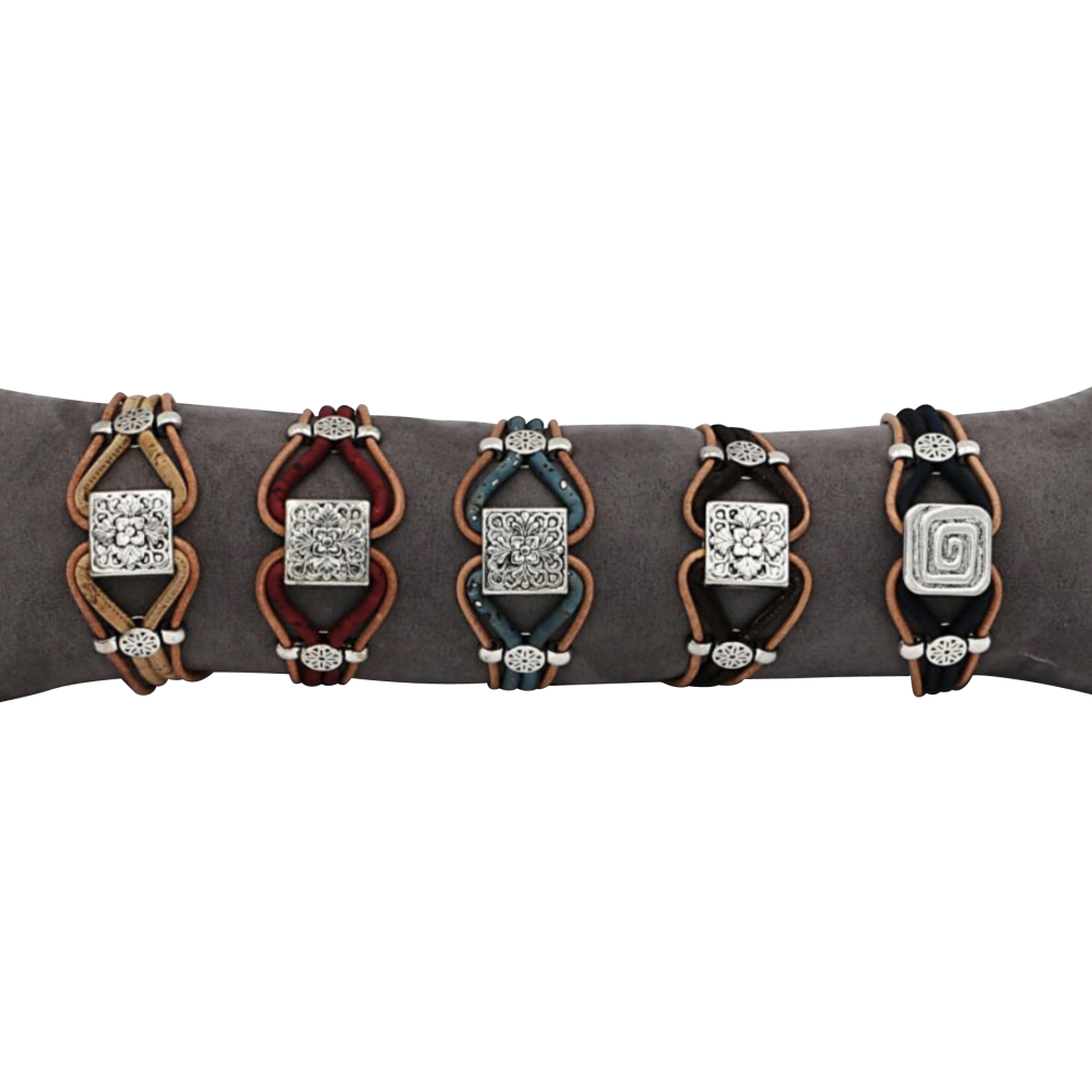 5 bracelets liège naturel avec une pièce métallique carré sculptée. 5 bracelets liège naturel avec une pièce métallique carré sculptée.