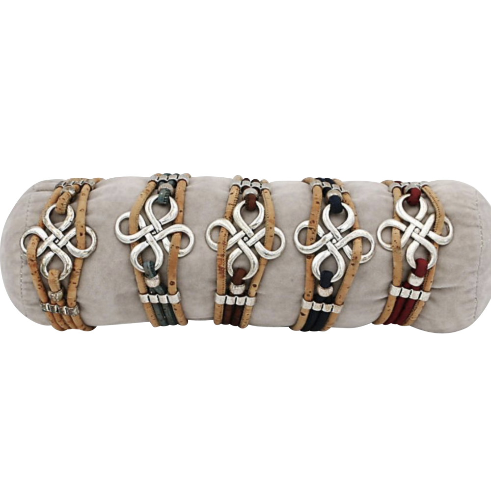 5 bracelets liège naturel avec un carré en boucles celtique en métal. 5 bracelets liège naturel avec un carré en boucles celtique en métal.