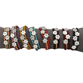 8 bracelets en liège naturel parsemé de 4 petites fleurs de métal.