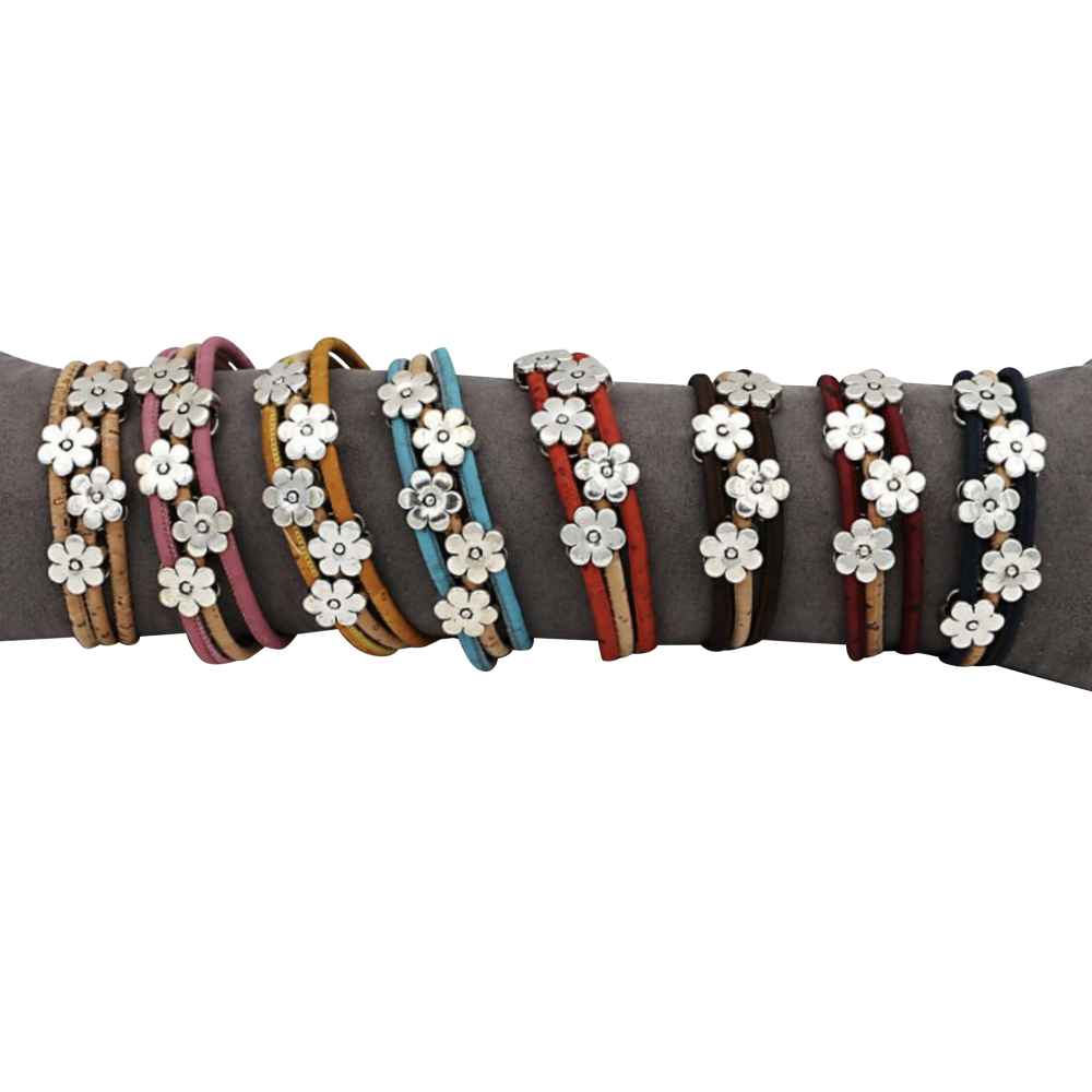8 bracelets en liège naturel parsemé de 4 petites fleurs de métal. 8 bracelets en liège naturel parsemé de 4 petites fleurs de métal.
