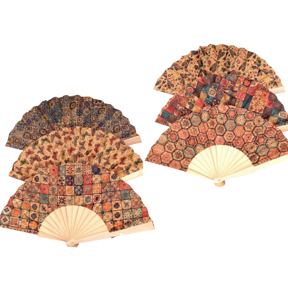 Assortiment d'éventails en liège naturel aux motifs variés. Assortiment d'éventails en liège naturel aux motifs variés.
