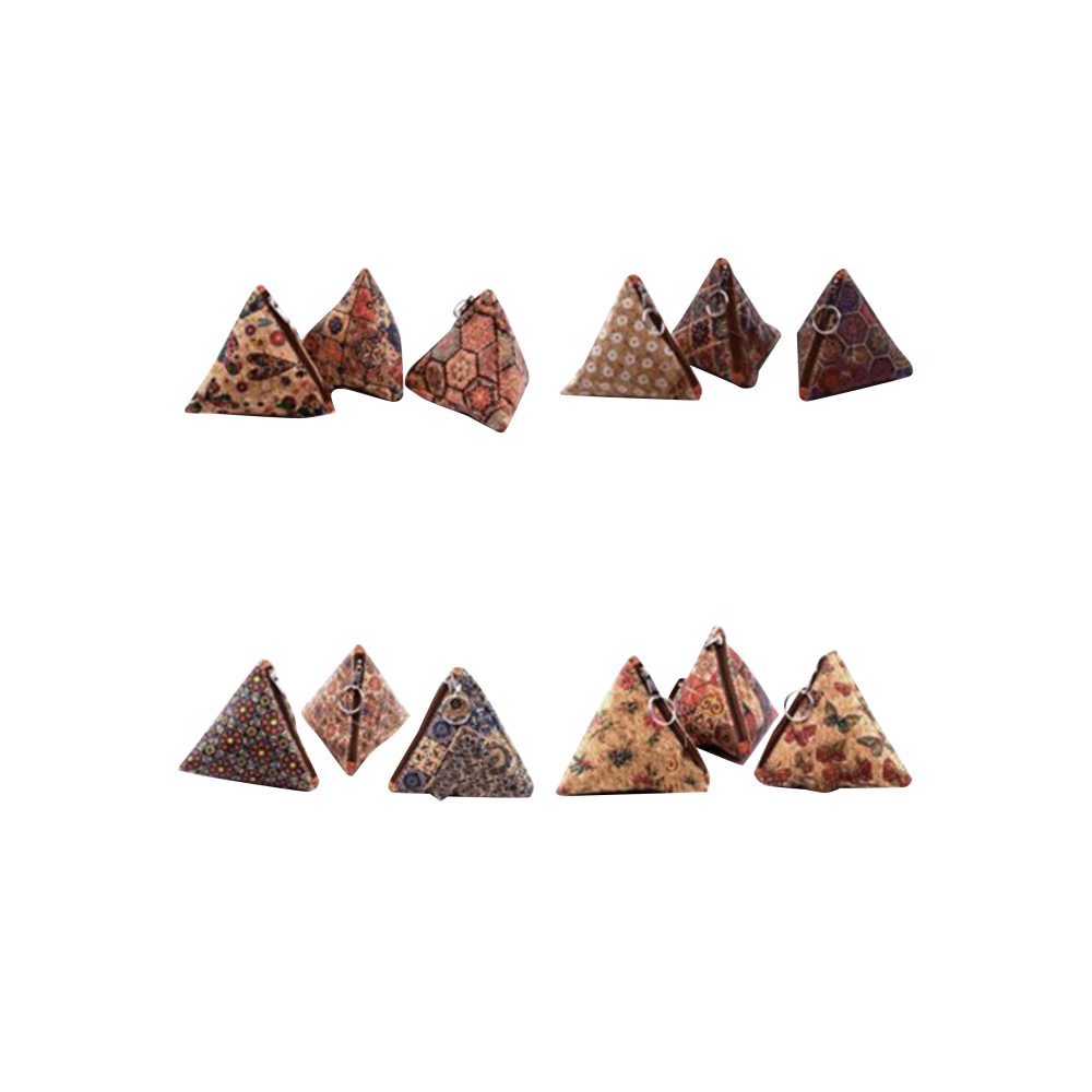 Assortiment de 12 porte-monnaie triangulaire en liège naturel avec motifs variés. Assortiment de 12 porte-monnaie triangulaire en liège naturel avec motifs variés.