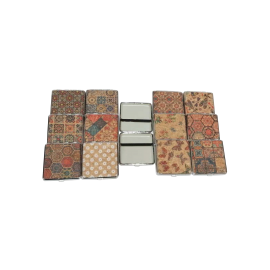 Assortiment de 12 boites à cigarettes en liège naturel avec motifs variés.