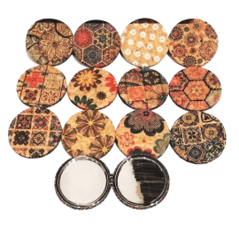 Assortiment de 12 miroir de poche en liège naturel avec motifs variés.