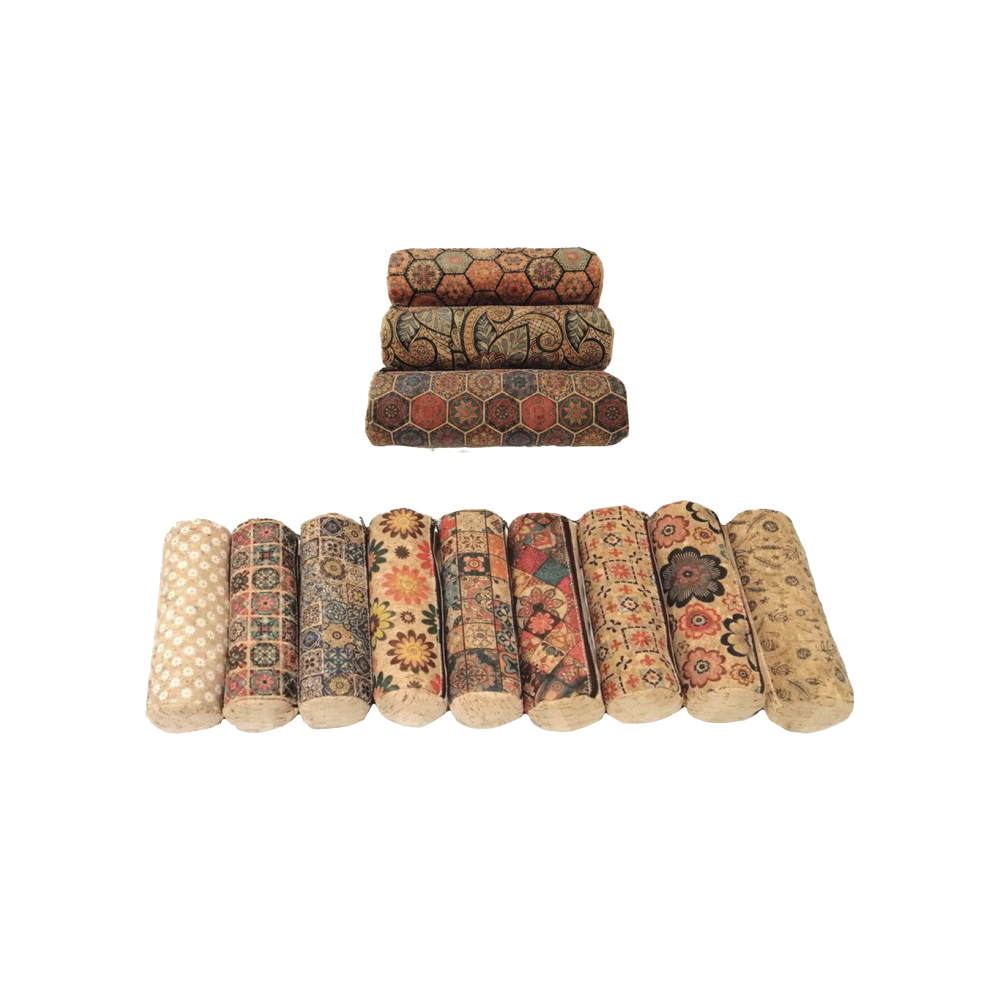 Assortiment de 12 trousses triangulaires en liège naturel avec motifs variés. Assortiment de 12 trousses triangulaires en liège naturel avec motifs variés.