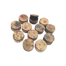 Assortiment de 12 porte-monnaie rond en liège naturel avec motifs variés.