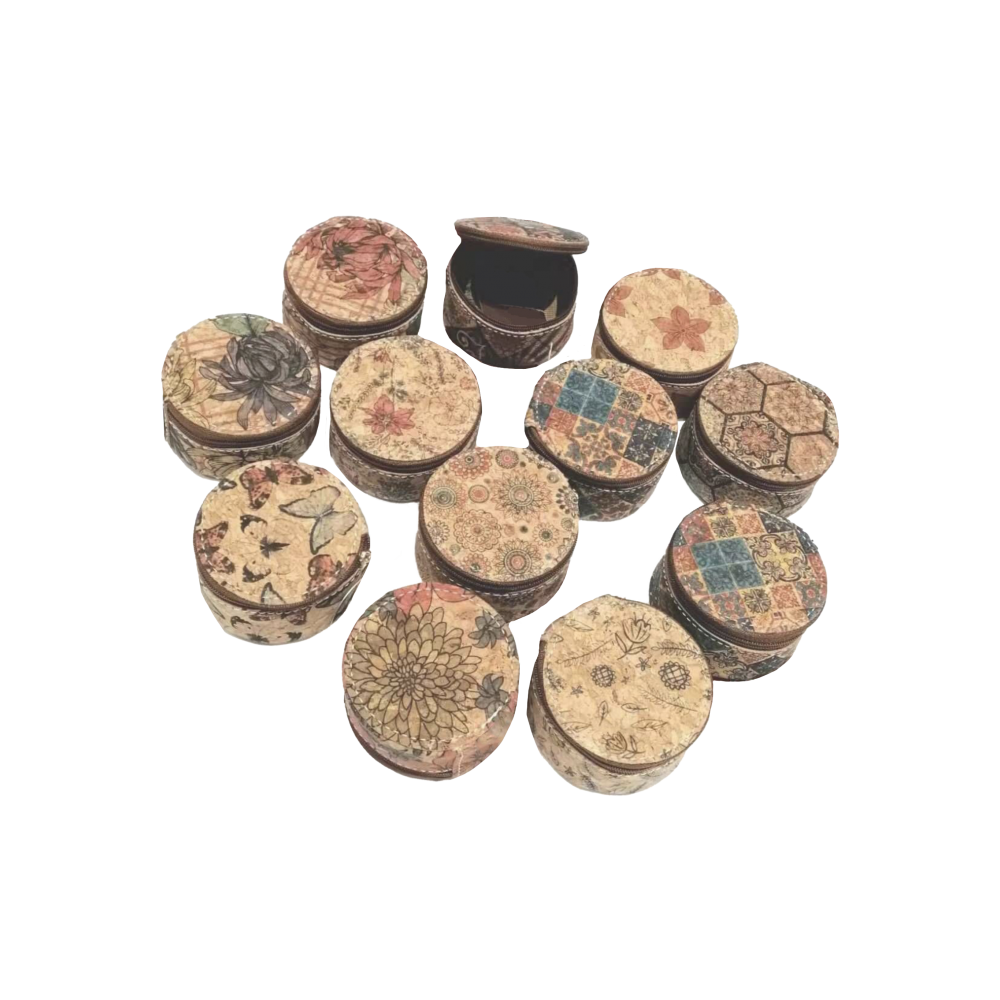 Assortiment de 12 porte-monnaie rond en liège naturel avec motifs variés. Assortiment de 12 porte-monnaie rond en liège naturel avec motifs variés.
